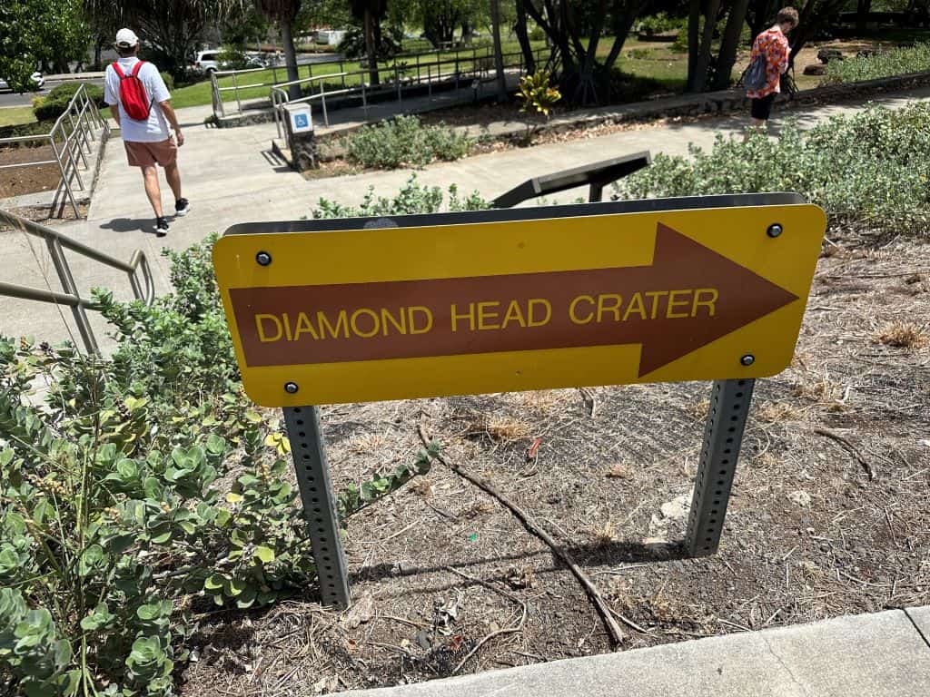 Sign pointing to Diamond Head Crater